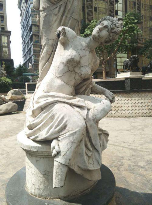 折翼天使雕塑被破壞,痛苦微笑
