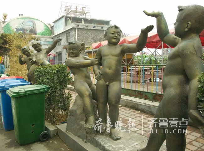 誰(shuí)惡心了藝術(shù)？濟(jì)南仲宮藝術(shù)街兩組雕塑遭垃圾桶圍堵