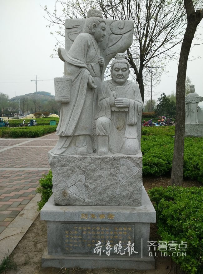 解讀二十四孝雕塑三：戲彩娛親、賣(mài)身葬父、刻木事親