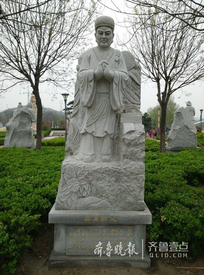 解讀二十四孝雕塑三：戲彩娛親、賣(mài)身葬父、刻木事親