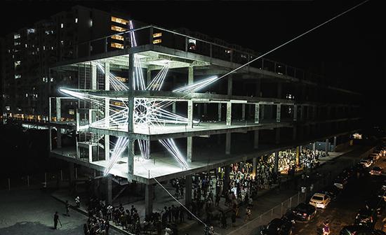 THE STAR:刺穿四層樓的巨大星光雕塑