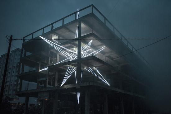 THE STAR:刺穿四層樓的巨大星光雕塑