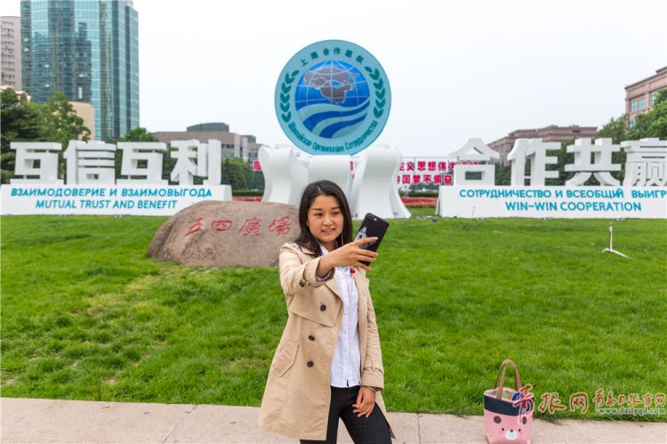 五四廣場(chǎng)上合組織青島峰會(huì)雕塑吸人眼球