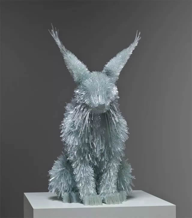 扎心的美：毛絨絨的玻璃動物雕塑