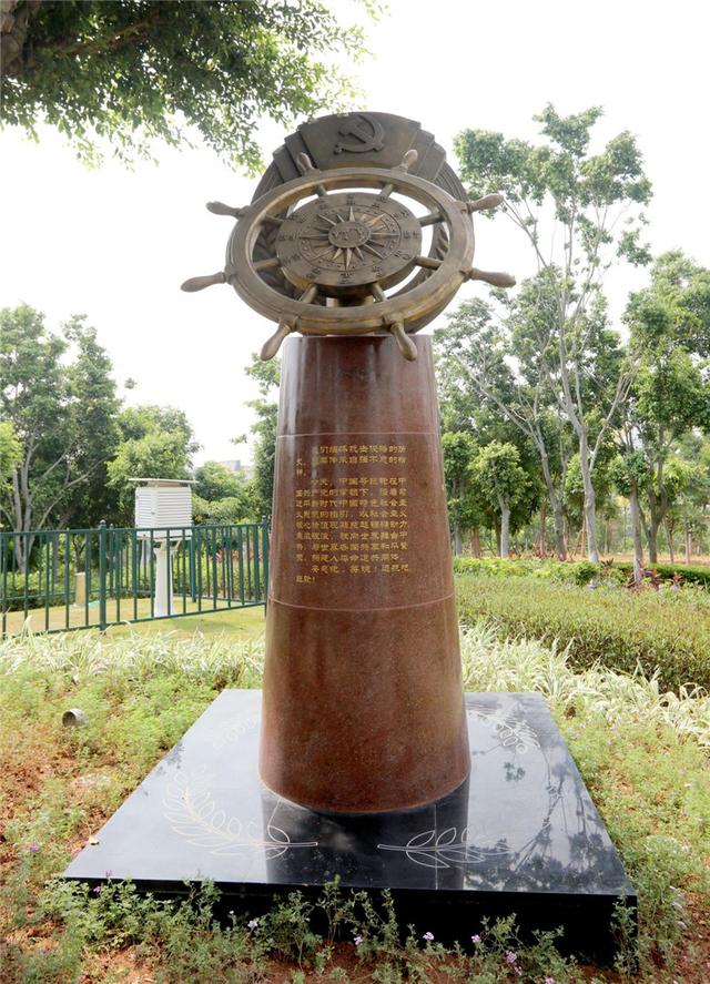 湖里五通燈塔公園社會主義核心價值觀主題雕塑落成