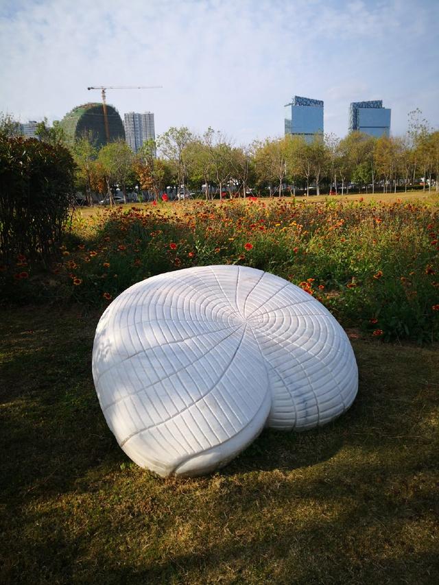是不是以為進(jìn)了雕塑館，這其實(shí)是青島城市陽(yáng)臺(tái)的人文景觀