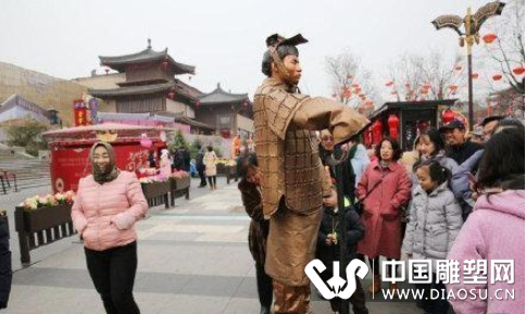 大唐不夜城兵馬俑活體雕塑懸浮吸睛 不堪騷擾出言呵斥