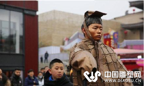 大唐不夜城兵馬俑活體雕塑懸浮吸睛 不堪騷擾出言呵斥
