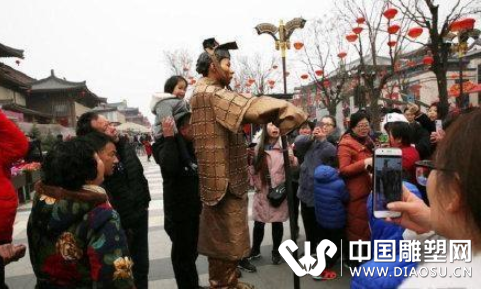 大唐不夜城兵馬俑活體雕塑懸浮吸睛 不堪騷擾出言呵斥
