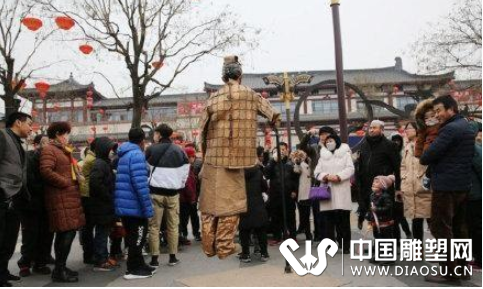 大唐不夜城兵馬俑活體雕塑懸浮吸睛 不堪騷擾出言呵斥