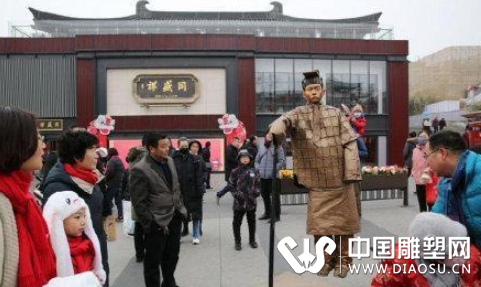 大唐不夜城兵馬俑活體雕塑懸浮吸睛 不堪騷擾出言呵斥
