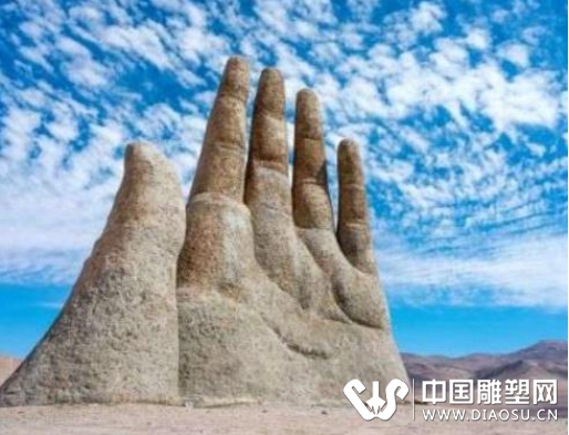 不講素質(zhì)不分國(guó)籍，國(guó)外五指山雕塑被涂鴉，你們的素質(zhì)哪去了？