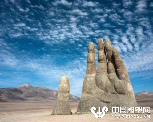 不講素質(zhì)不分國(guó)籍，國(guó)外五指山雕塑被涂鴉，你們的素質(zhì)哪去了？