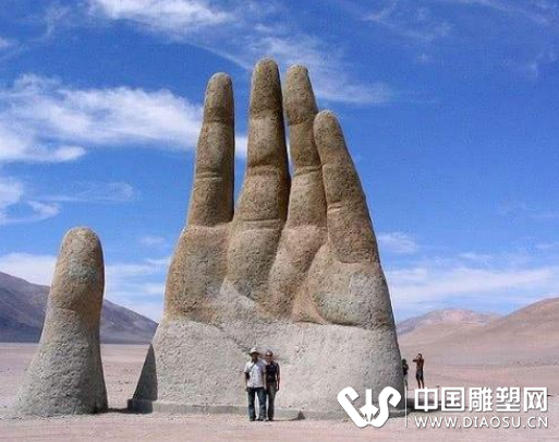 不講素質(zhì)不分國(guó)籍，國(guó)外五指山雕塑被涂鴉，你們的素質(zhì)哪去了？