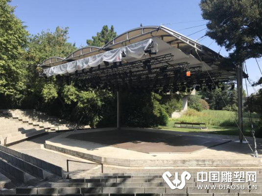 世界上最大的混凝土綿羊雕塑是古爾本的標(biāo)志