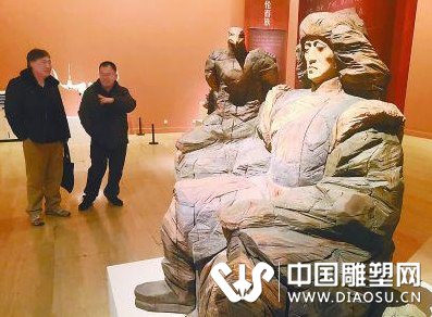 雕塑家館長(zhǎng)為雕塑展導(dǎo)覽 提議優(yōu)秀美術(shù)作品進(jìn)教材