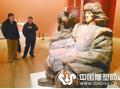 雕塑家館長為雕塑展導(dǎo)覽