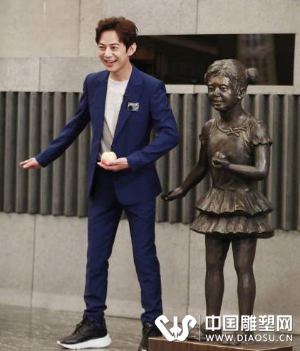 被雕塑組織盯上了？何炅再與雕像撞臉