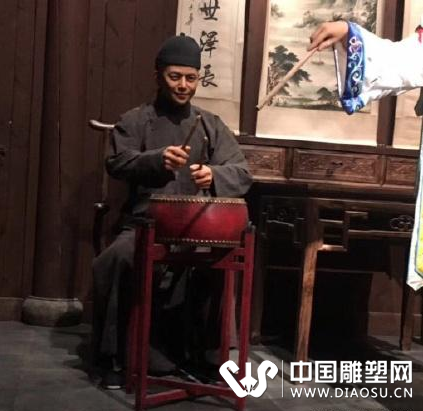 被雕塑組織盯上了？何炅再與雕像撞臉