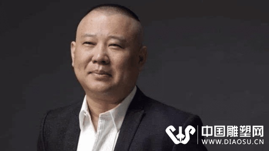 日本雕塑撞臉我國(guó)著名相聲演員？網(wǎng)友郭德綱啥時(shí)候去當(dāng)?shù)姆?wù)員