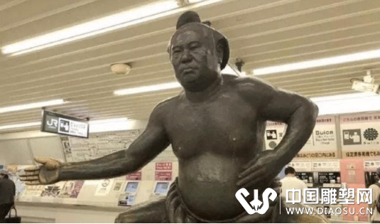 日本雕塑撞臉我國(guó)著名相聲演員？網(wǎng)友郭德綱啥時(shí)候去當(dāng)?shù)姆?wù)員