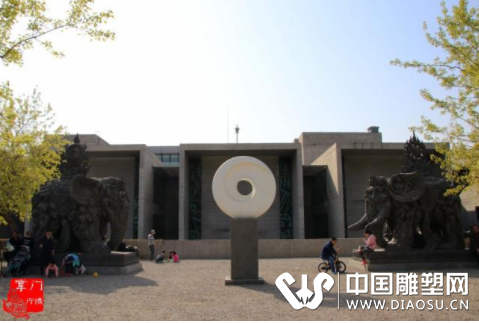 韓美林大師優(yōu)美的雕塑，要在別的地方都要擺室內(nèi)，如今滿院子都是