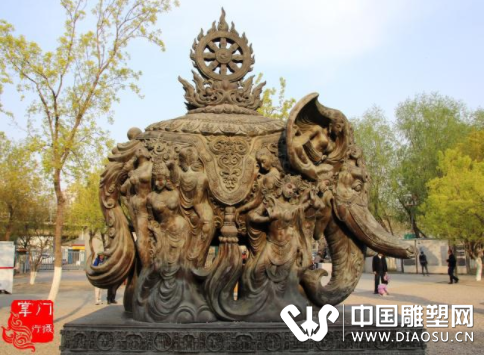 韓美林大師優(yōu)美的雕塑，要在別的地方都要擺室內(nèi)，如今滿院子都是