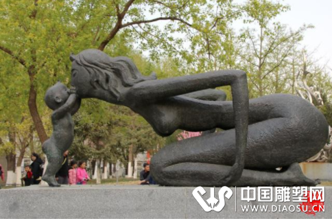 韓美林大師優(yōu)美的雕塑，要在別的地方都要擺室內(nèi)，如今滿院子都是