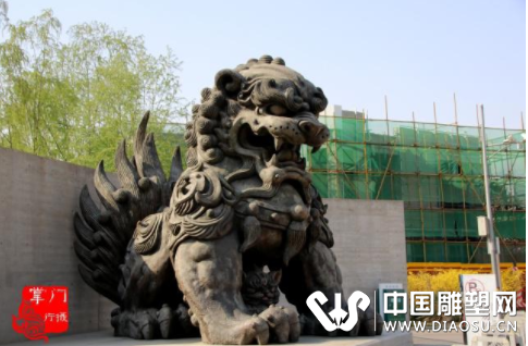 韓美林大師優(yōu)美的雕塑，要在別的地方都要擺室內(nèi)，如今滿院子都是