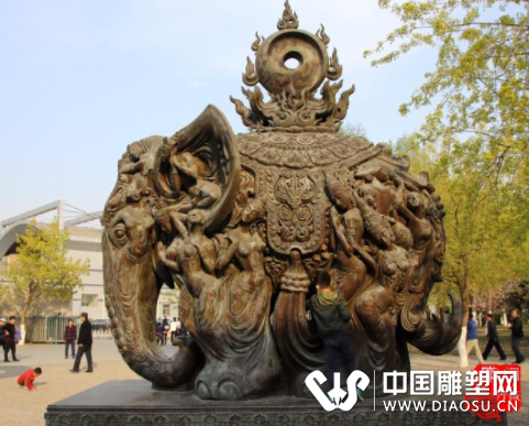 韓美林大師優(yōu)美的雕塑，要在別的地方都要擺室內(nèi)，如今滿院子都是