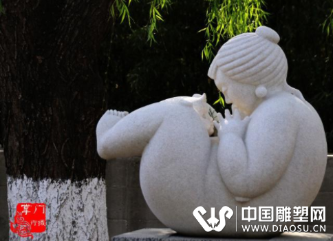 韓美林大師優(yōu)美的雕塑，要在別的地方都要擺室內(nèi)，如今滿院子都是