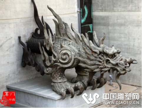 韓美林大師優(yōu)美的雕塑，要在別的地方都要擺室內(nèi)，如今滿院子都是