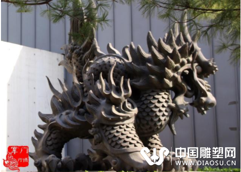 韓美林大師優(yōu)美的雕塑，要在別的地方都要擺室內(nèi)，如今滿院子都是