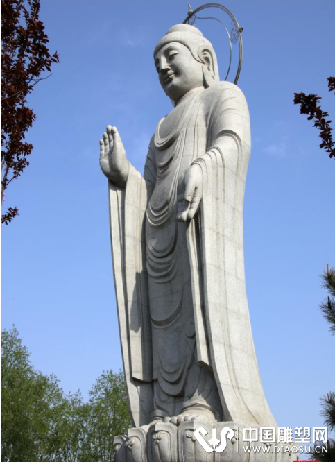 韓美林大師優(yōu)美的雕塑，要在別的地方都要擺室內(nèi)，如今滿院子都是
