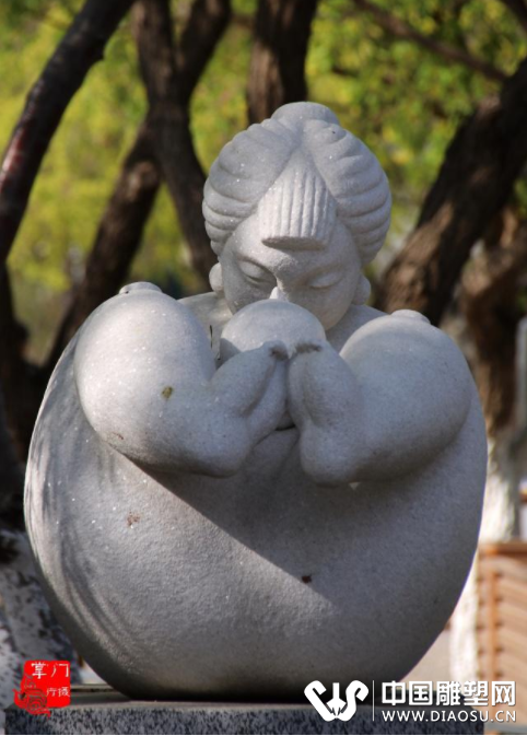 韓美林大師優(yōu)美的雕塑，要在別的地方都要擺室內(nèi)，如今滿院子都是