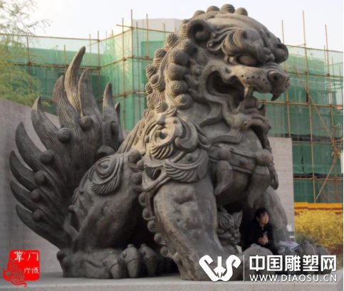 韓美林大師優(yōu)美的雕塑，要在別的地方都要擺室內(nèi)，如今滿院子都是