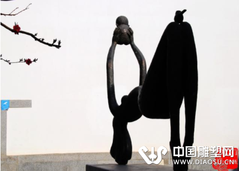 韓美林大師優(yōu)美的雕塑，要在別的地方都要擺室內(nèi)，如今滿院子都是