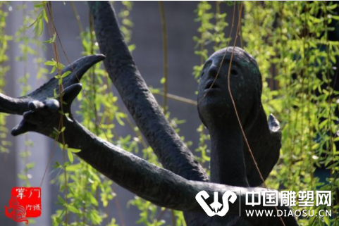 韓美林大師優(yōu)美的雕塑，要在別的地方都要擺室內(nèi)，如今滿院子都是