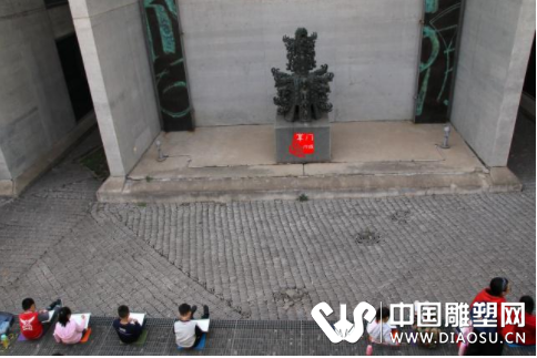 韓美林大師優(yōu)美的雕塑，要在別的地方都要擺室內(nèi)，如今滿院子都是