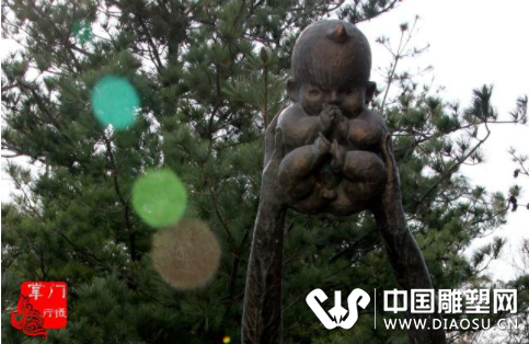 韓美林大師優(yōu)美的雕塑，要在別的地方都要擺室內(nèi)，如今滿院子都是
