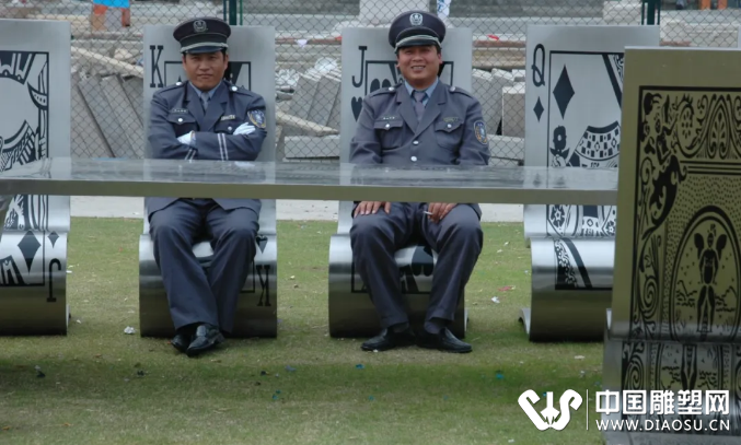 性別與權力：朱迪·芝加哥“晚宴”與羅小平“會議的秘密”之對照?